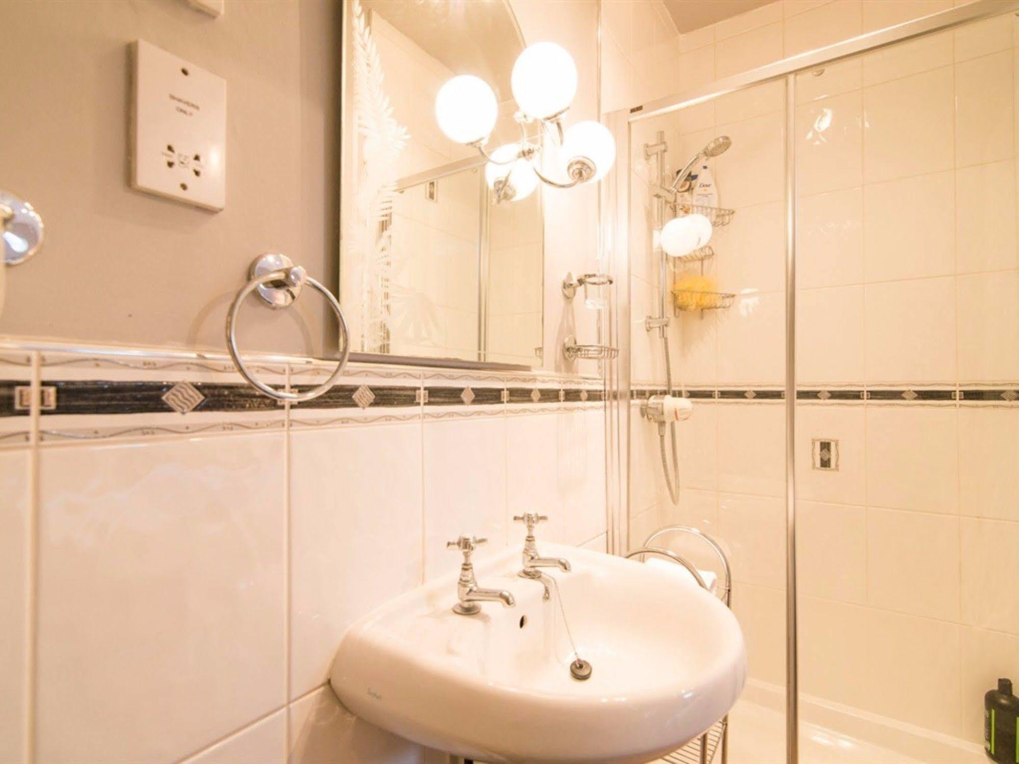 Hotel Ayuda House Altrincham Zewnętrze zdjęcie
